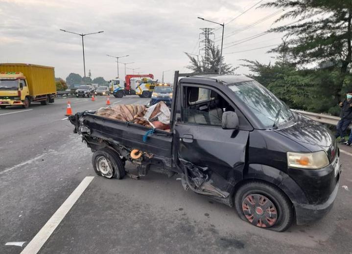 Insiden tabrakan beruntun yang terjadi di ruas Jalan Jakarta Outer Ring Road (JORR) Tol Meruya arah bandara. (Foto: Dok PMJ/ Yeni). 