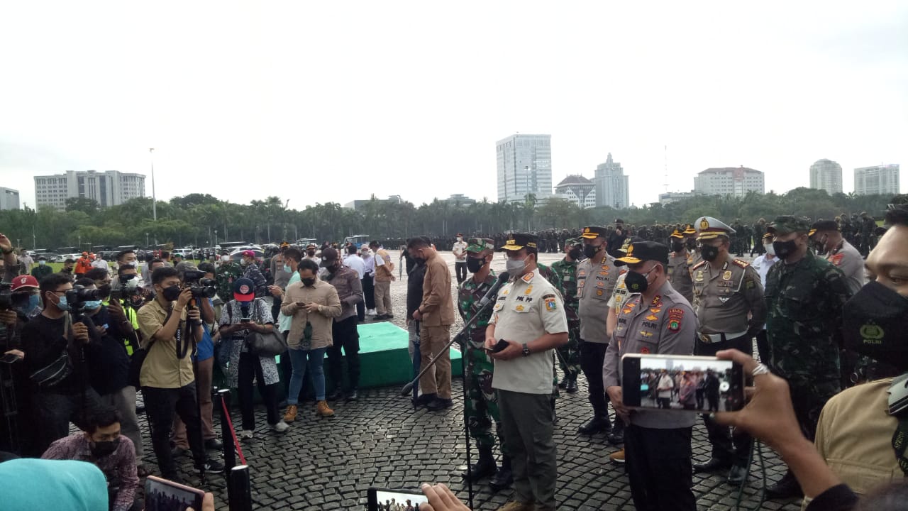 Gubernur DKI Jakarta Anies Baswedan ditemani Kapolda Metro Jaya Irjen Pol M Fadil Imran di kawasan Monas Jakarta. (Foto: PMJ News/ Yenni)