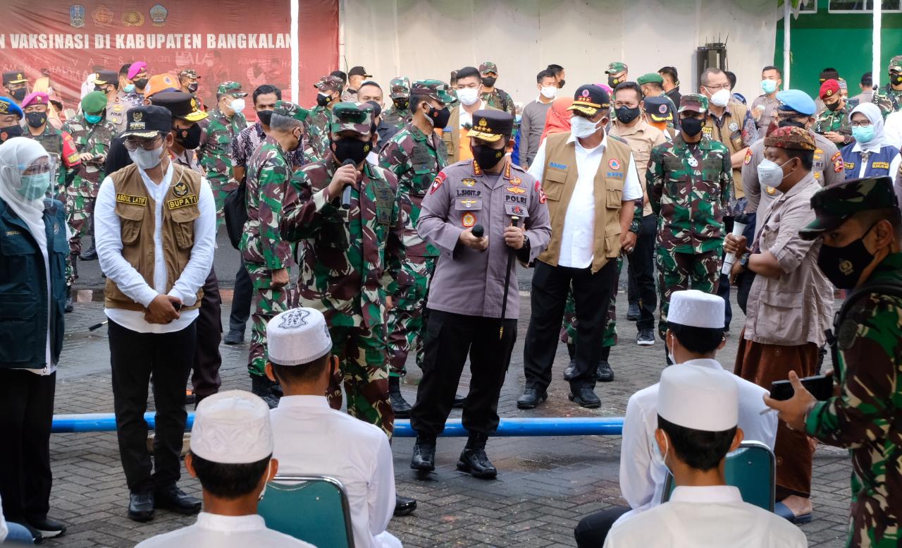 Panglima TNI dan Kapolri meninjau serbuan vaksinasi di kabupaten Bangkalan. (Foto: PMJ News). 