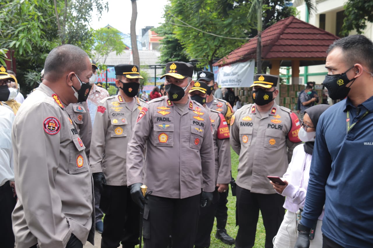 Kapolda Metro Jaya dan jajarannya mengecek langsung tempat vaksinasi dan ruang isolasi Covid-19 di RW008, Kelurahan Pegangsaan Dua, Kecamatan Kelapa Gading Jakarta Utara. (Foto: PMJ News).