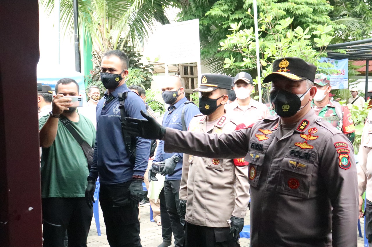 Kapolda Metro Jaya dan jajarannya mengecek langsung tempat vaksinasi dan ruang isolasi Covid-19 di RW008, Kelurahan Pegangsaan Dua, Kecamatan Kelapa Gading Jakarta Utara. (Foto: PMJ News).