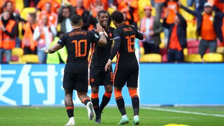 Selebrasi para pemain Timnas Belanda usai melesakkan gol ke gawang Macedonia Utara. (Foto: Dok Net).