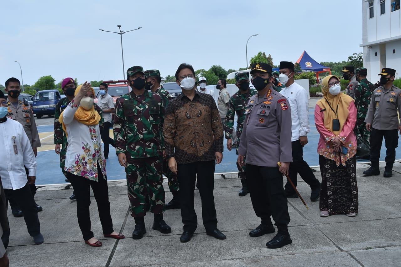 Menkes bersama Panglima dan Kapolri  meninjau instalasi terpusat dengan OTG dan Kelurahan Rorotan di wilayah Cilincing, Jakarta Utara. (Foto: PMJ News)
