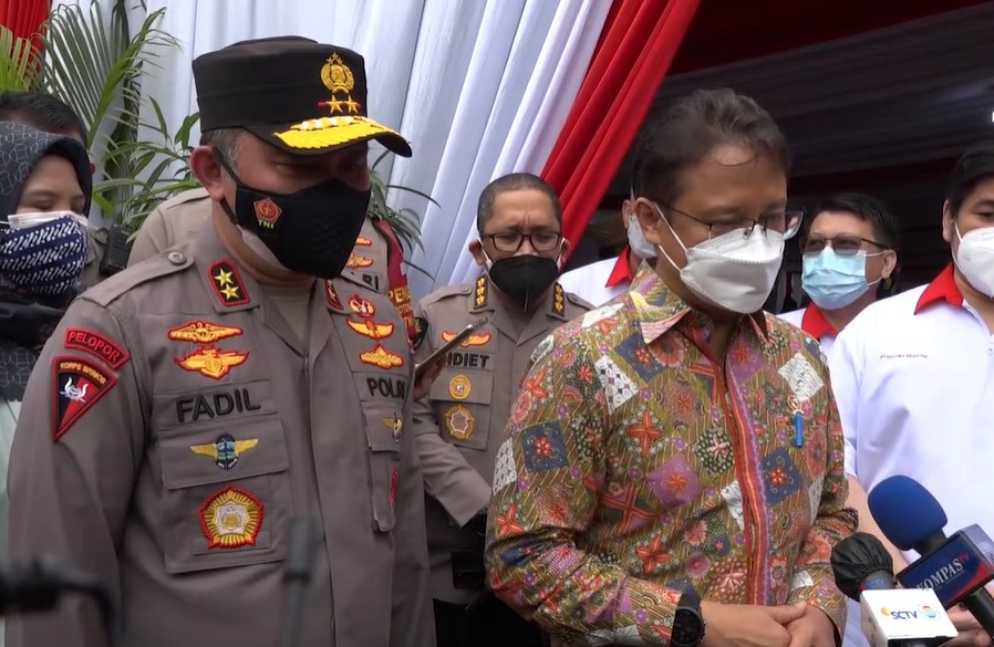 Kapolda Metro Jaya mendampingi Menteri Kesehatan Budi Gunadi Sadikin  meninjau vaksinasi gotong royong di PT Mayora Indah. (Foto: PMJ News/Polri TV).