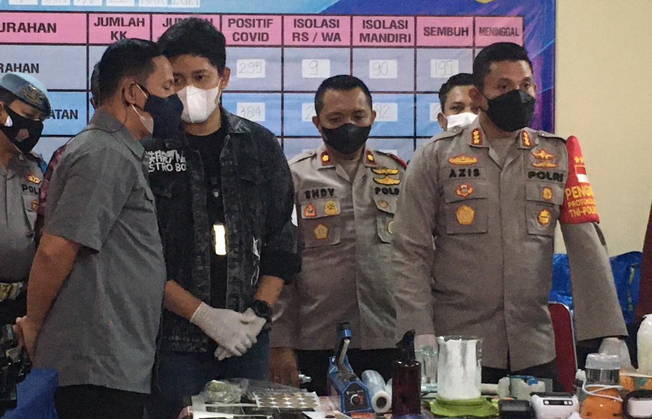 Kapolres Metro Jakarta Selatan menggelar perkara kasus penyalahgunaan narkoba jenis tembakau sintetis di Polsek Pesanggrahan. (Foto: PMJ News).