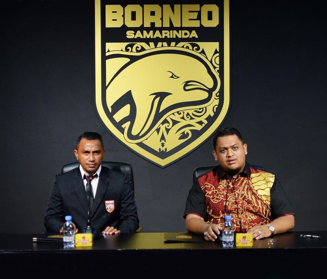 Presiden Borneo FC Nabil Husein Said Amin bersama Legenda Sepakbola Indonesia Firman Utina. (Foto: Instagram Borneo FC)