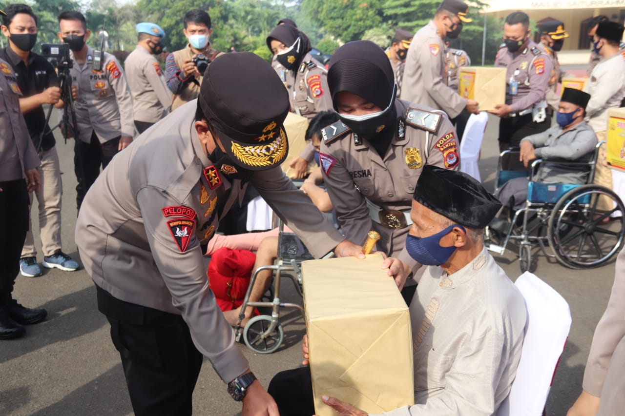Pelepasan rombongan tim baksos serentak Polda Banten di halaman Mapolda Banten. (Foto: PMJ News). 