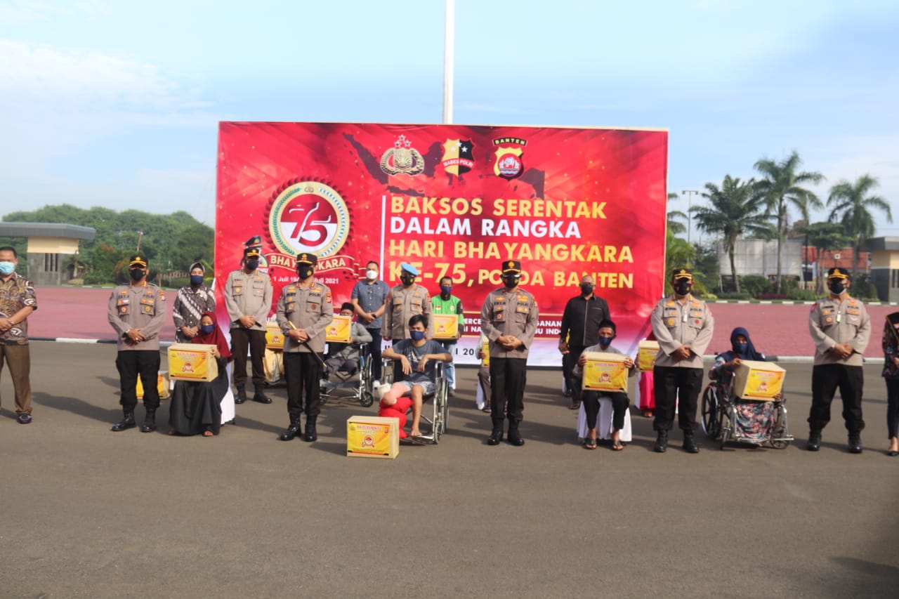 Pelepasan rombongan tim baksos serentak Polda Banten di halaman Mapolda Banten. (Foto: PMJ News). 