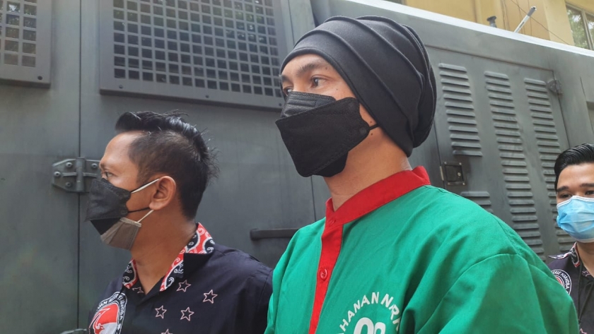 Satuan Narkoba Polres Metro Jakarta Barat membawa musisi Anji ke RSKO. (Foto: PMJ News). 
