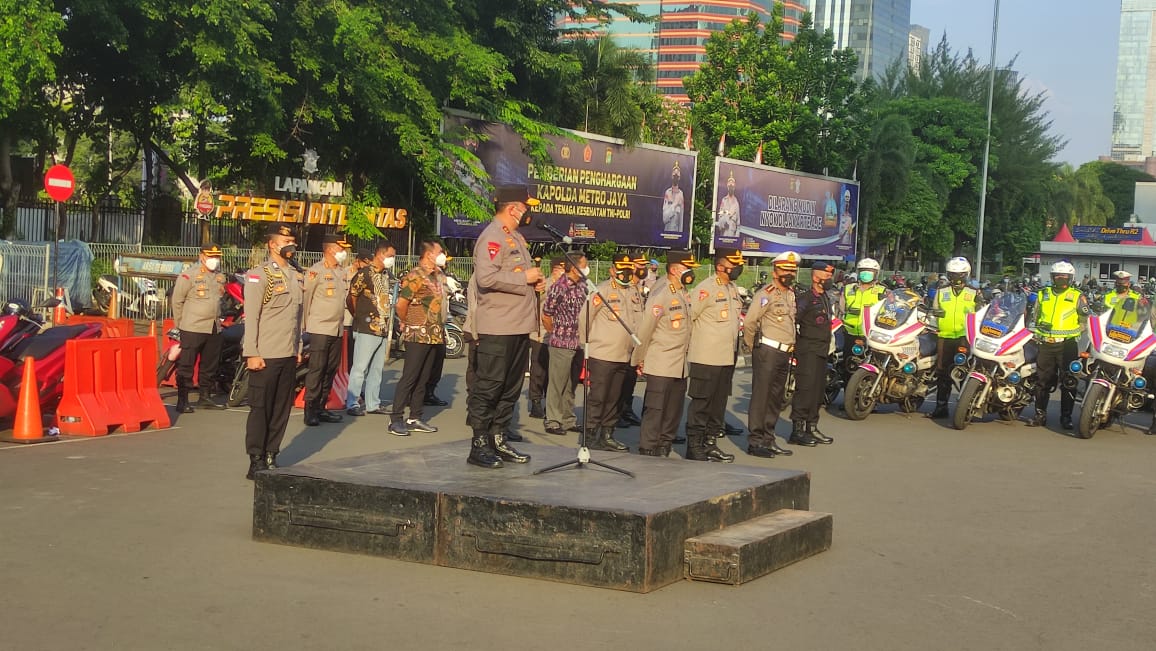  Kapolda Metro Jaya melepas tim yang siap melaksanakan patroli dalam rangka memperkuat PPKM skala mikro. (Foto: PMJ News/ Yeni). 