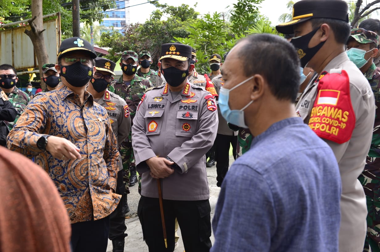 Panglima TNI bersama Kapolri dan Menteri Kesehatan terus bergerilya mengunjungi posko PPKM Mikro. (Foto: PMJ News)