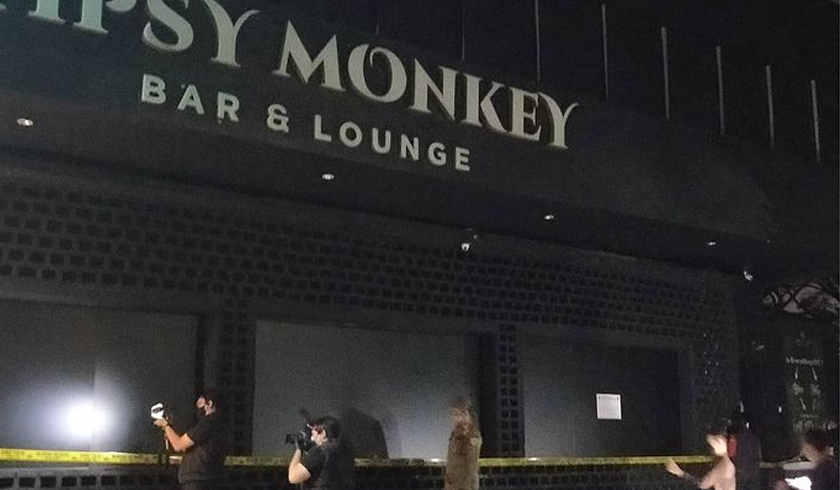 Polda Metro Jaya bersama dengan aparat TNI dan Satpol PP melakukan penyegelan terhadap bar Tipsy Monkey. (Foto: PMJ News/Instagram @satpolpp.dki).