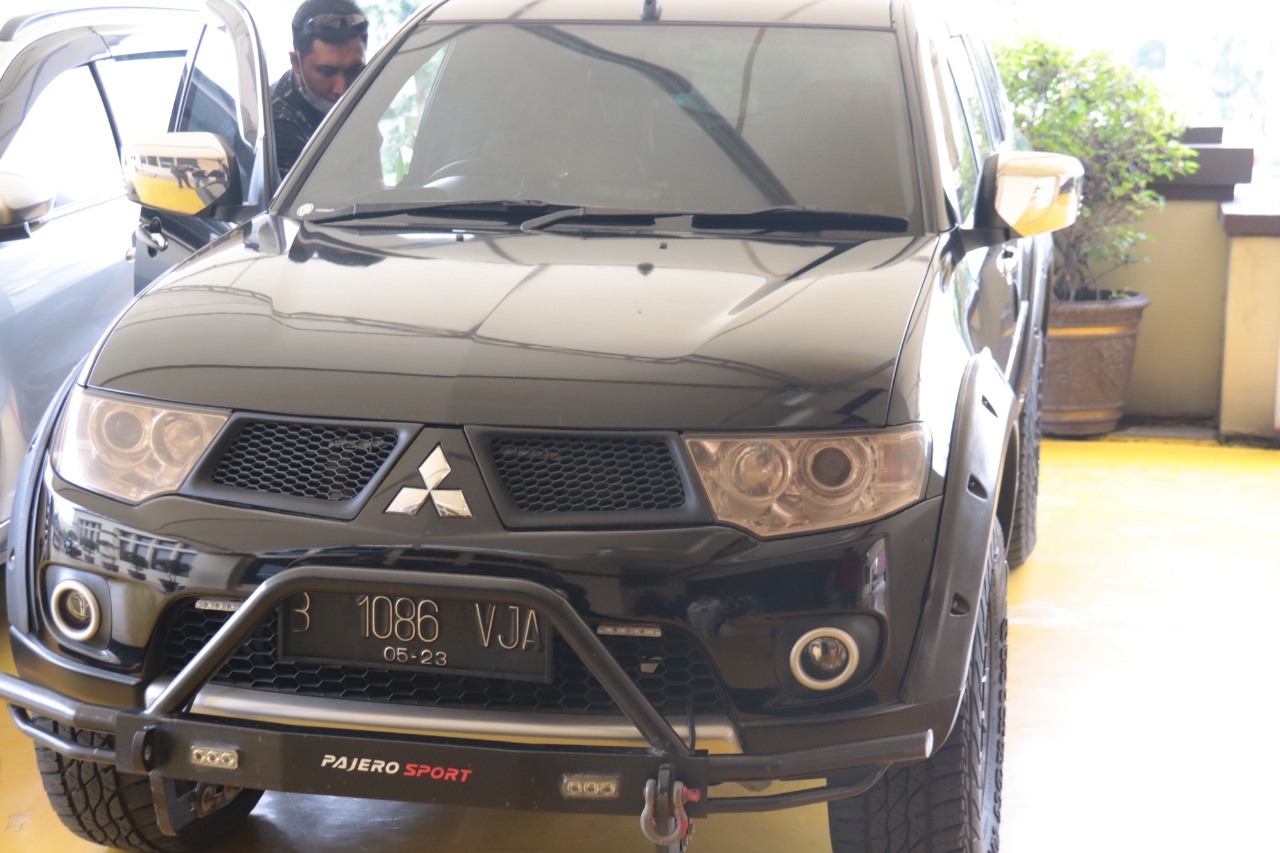 Turut diamankan mobil pajero yang gunakan pelat palsu. (Foto: PMJ News). 