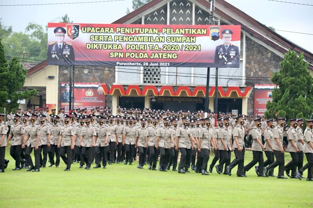 Kapolda Jawa Tengah, Irjen Pol Ahmad Luthfi memimpin upacara penutupan Pendidikan Pembentukan (Diktuk) Bintara Polri tahun 2020/2021. (Foto: PMJ News).