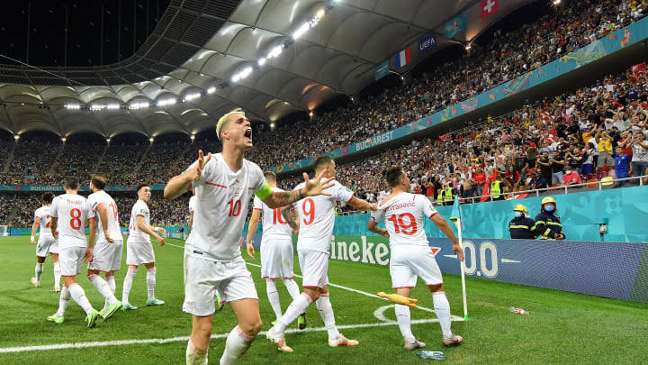 Selebrasi para pemain Timnas Swiss usai mampu mengalahkan Prancis melalui adu penalti. (Foto: Dok Net)