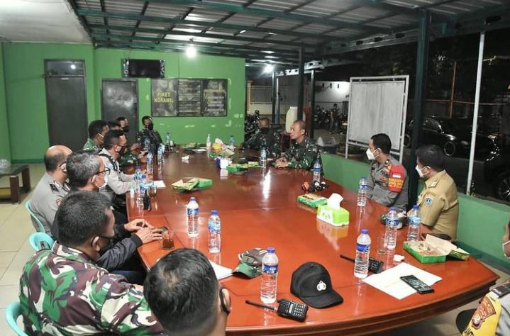 Pangdam Jaya, Mayjen TNI Mulyo Aji di lokasi PPKM Mikro. (Foto : PMJ/Instagram). 