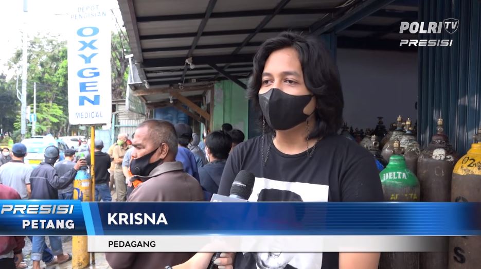 Krisna pedagang tabung oksigen beri keterangan. (Foto ; PMJ/Dok Polri TV). 