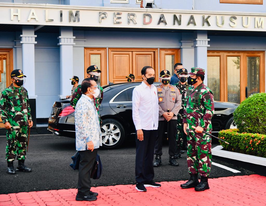 Presiden Jokowi bersama Panglima TNI dan jajarannya di kota Kendari Sulawesi Tenggara. (Foto: PMJ News)