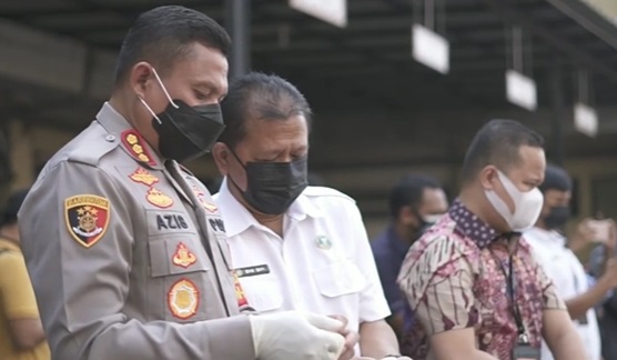 Kapolres Metro Jakarta Selatan menghadiri pemusnahan barang bukti narkoba jenis tembakau sintetis. (Foto: PMJ News/Instagram).