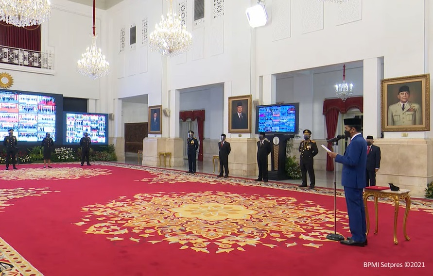 Presiden Jokowi memimpin upacara HUT Bhayangkara ke-75. (Foto: PMJ News/YouTube Seetpres).