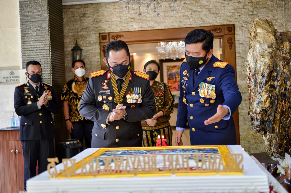 Panglima TNI memberikan kejutan kepada Kapolri di Hari Bhayangkara Ke-75. (Foto: PMJ News).  