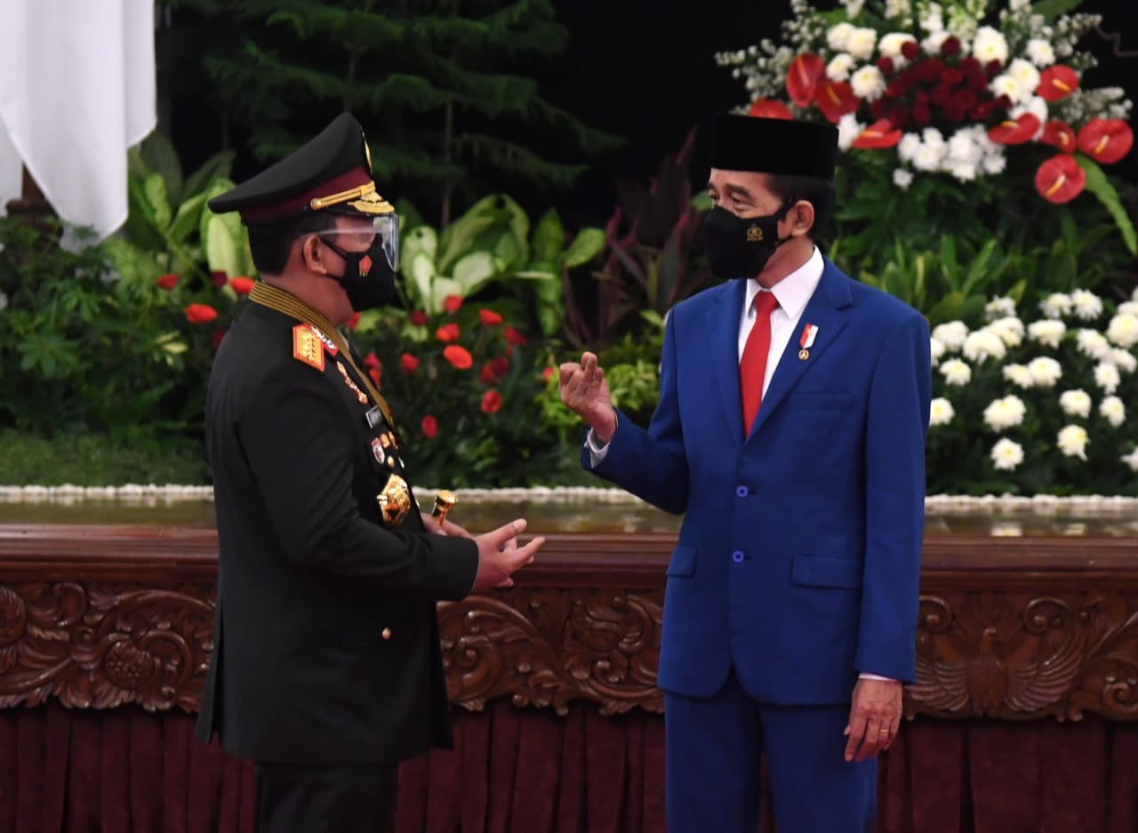 Kapolri Jenderal Pol Listyo Sigit Prabowo bersama Presiden Jokowi di Hari Bhayangkara ke-75. (Foto: PMJ News). 