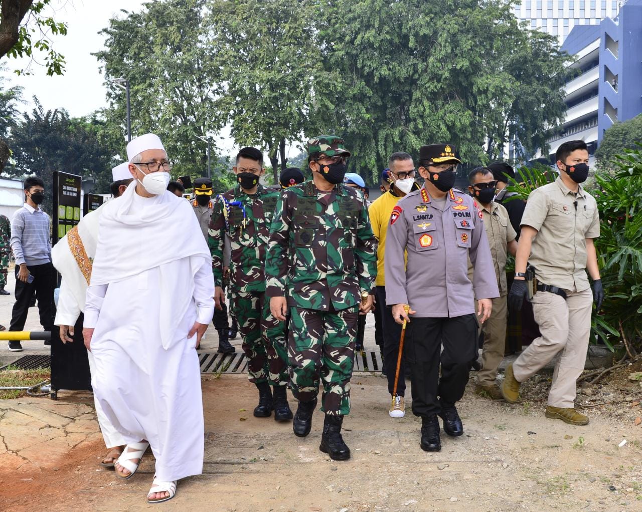 Kapolri bersama Panglima TNI meninjau lokasi vaksinasi massal di Cibis Park, Jalan TB Simatupang, Jakarta Salatan. (Foto: PMJ News). 
