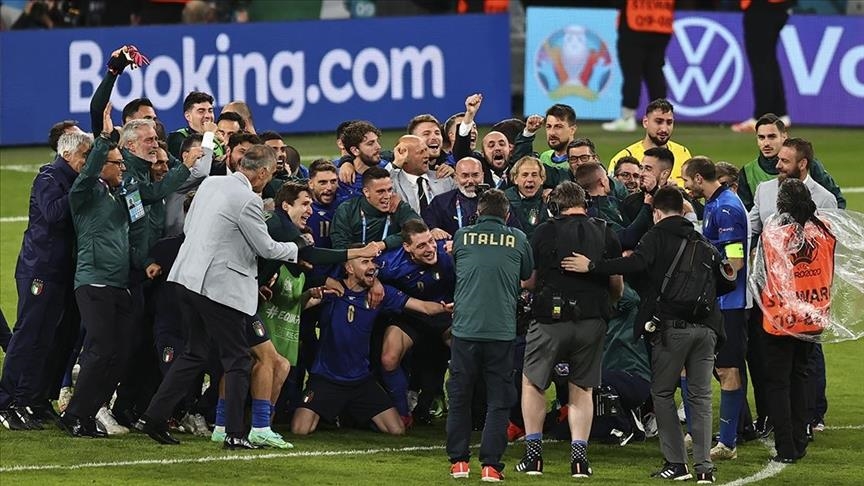 Selebrasi pemain Timnas Italia usai sukses menaklukkan Spanyol melalui adu penalti. (Foto: Dok Net)
