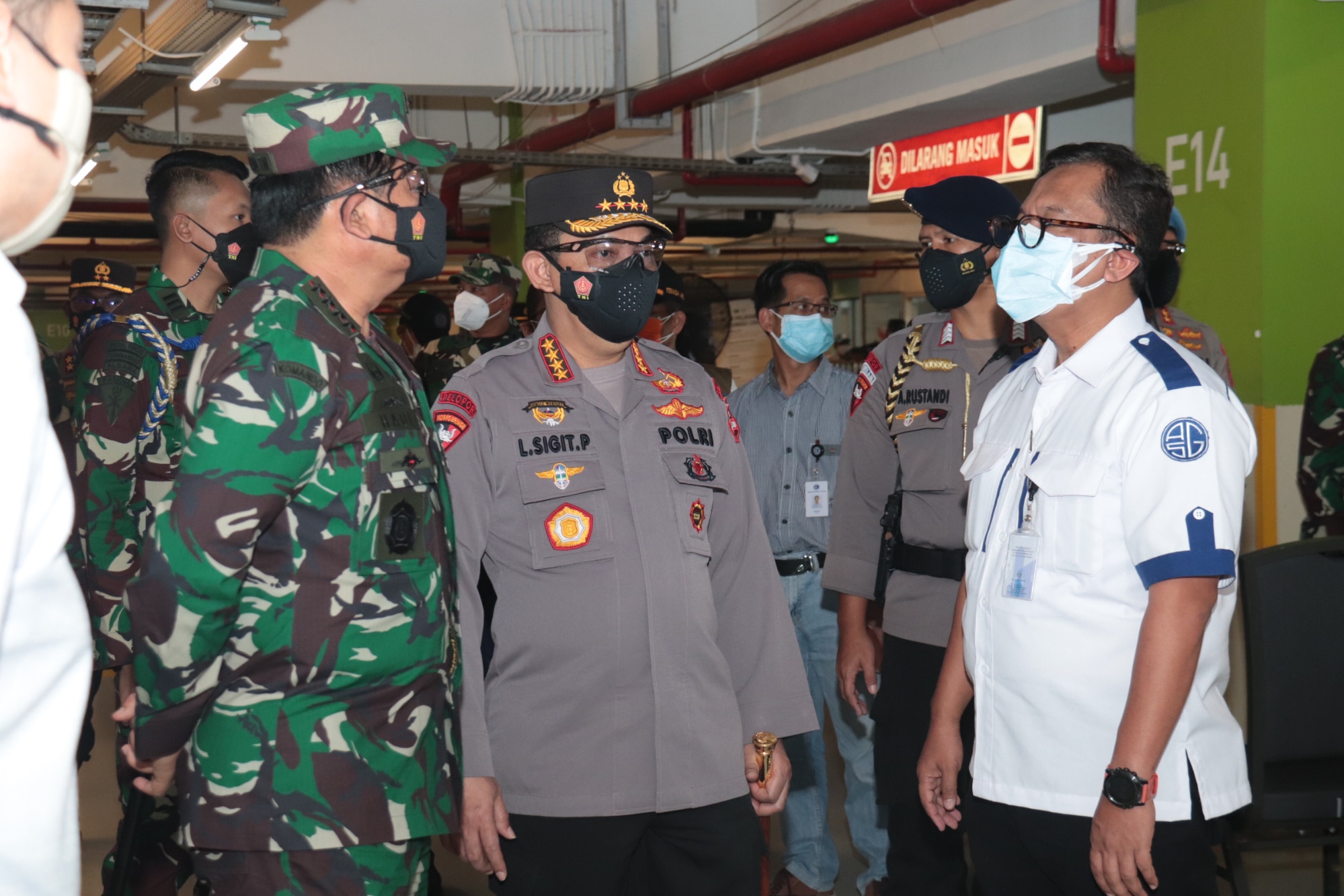 Kapolri dan Panglima TNI  meninjau vaksinasi massal di Mall PIK Avenue Penjaringan Jakarta Utara. (Foto: PMJ News). 
