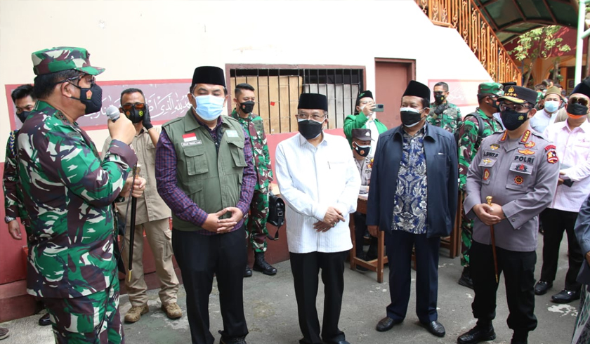 Kapolri Jenderal Listyo Sigit Prabowo meninjau vaksinasi massal di Yayasan Al-Mahbubiyah. (Foto: PMJ News).