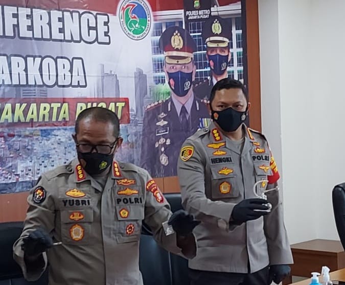 Polisi menunjukkan barang bukti sabu dan alat isap milik Nia Ramadhani dan Ardi Bakrie. (Foto: PMJ News/Yeni)