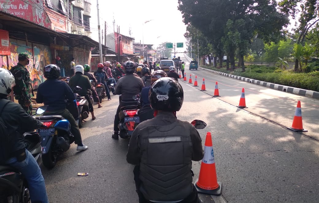 Pos penyekatan PPKM Darurat di Lenteng Agung. (Foto: PMJ News/Hadi).