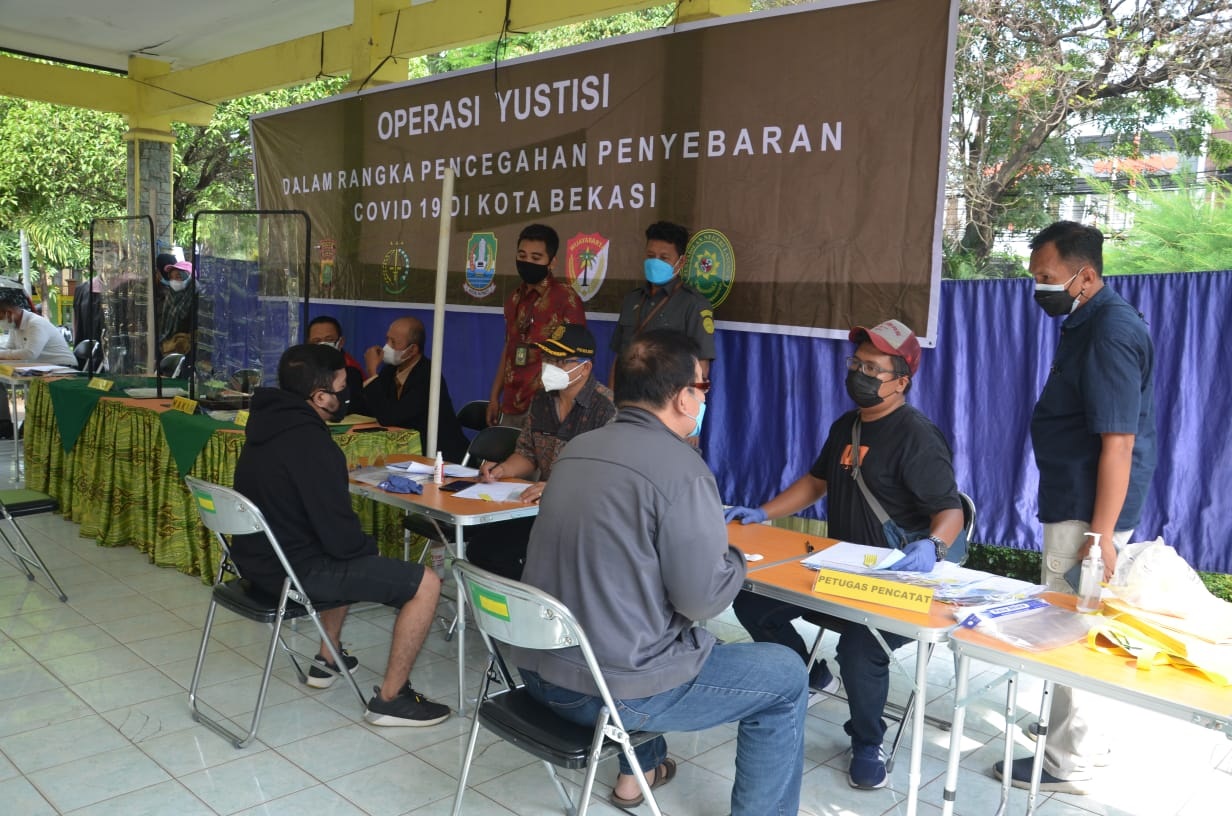 Tiga pilar Kota Bekasi menggelar operasi yustisi di Bekasi Selatan, 29 orang terjaring dan disidangkan. (Foto: PMJ News).