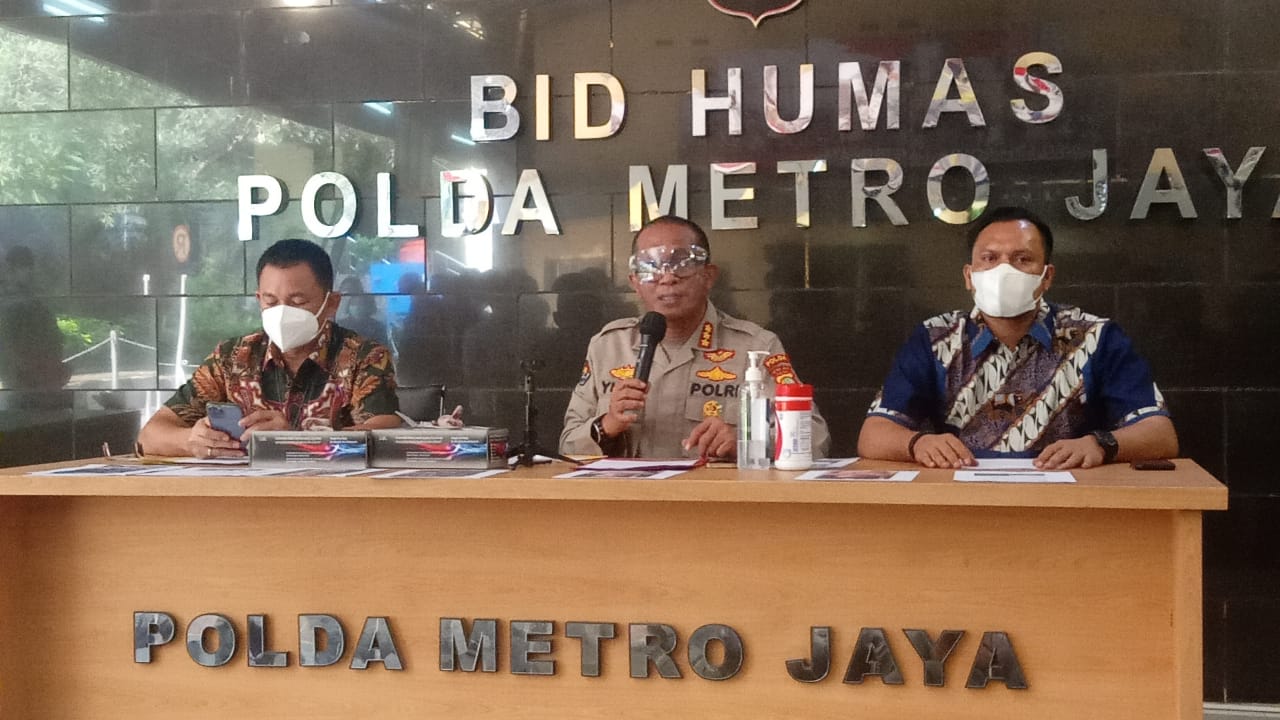 Kabid Humas Polda Metro Jaya Kombes Pol Yusri Yunus bersama Direskrimsus Polda Metro Jaya Kombes Pol Auliansyah Lubis. (Foto: PMJ News/ Yeni)