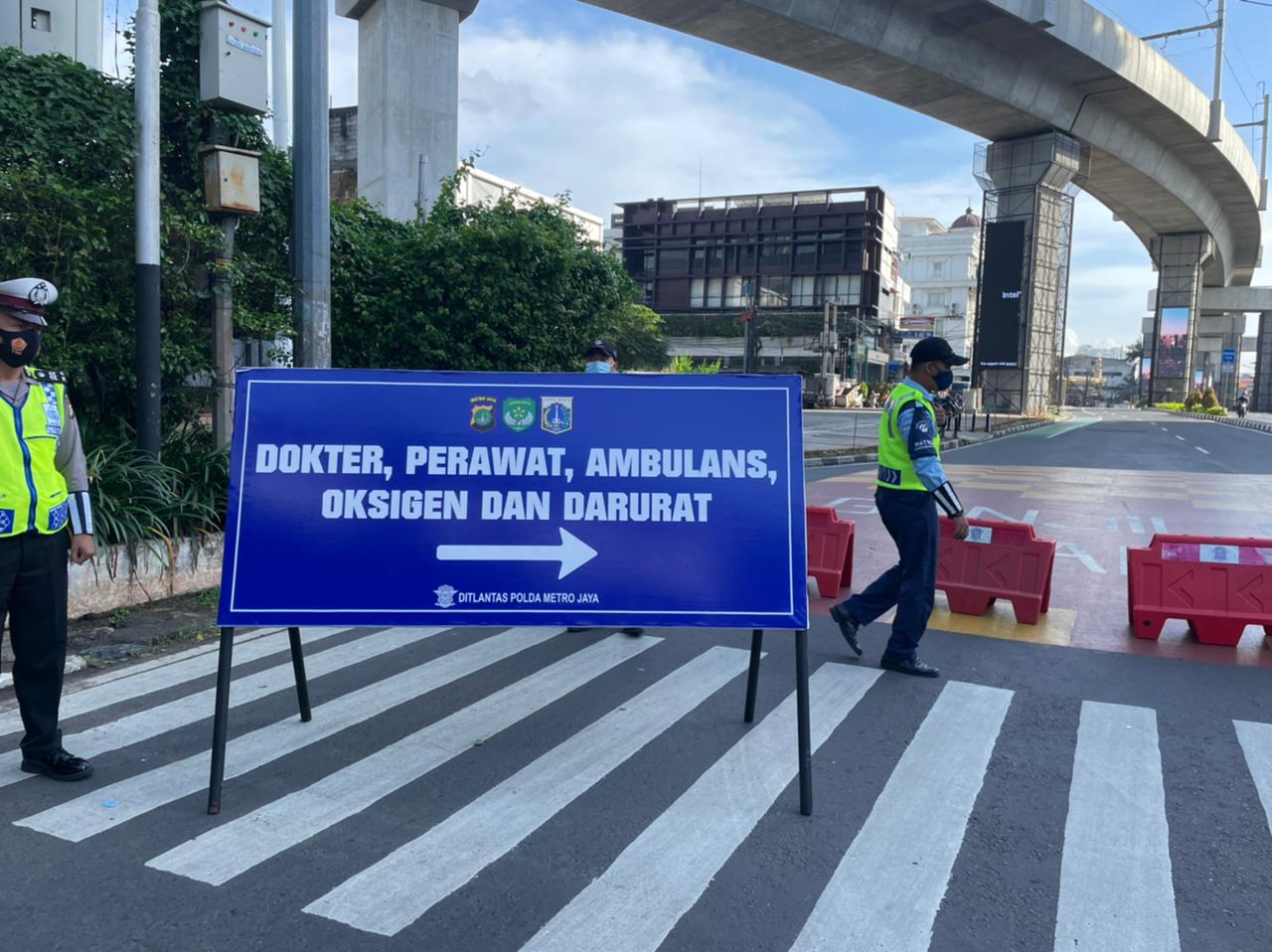 Jalur khusus untuk para petugas kesehatan dan kondisi darurat. (Foto: PMJ News/Yeni)