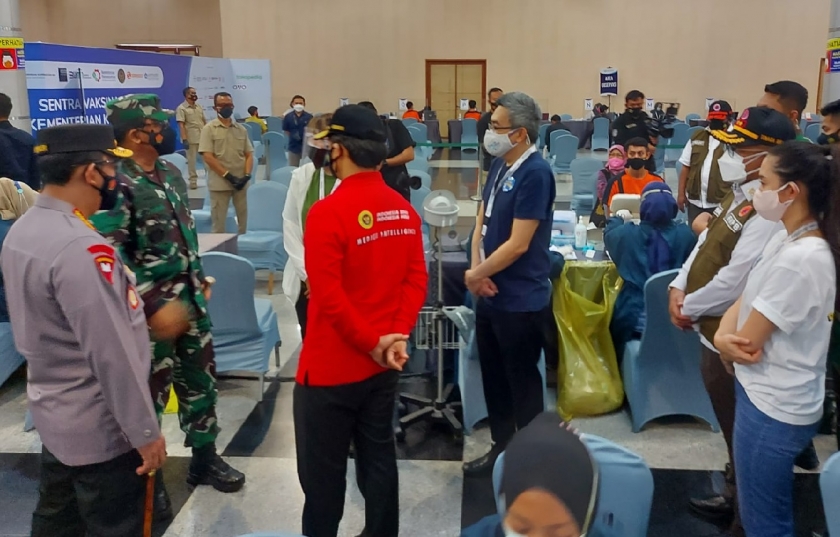 Kapolri bersama Panglima TNI dan Menkes saat meninjau vaksinasi massal di Gedung SMESCO Jakarta. (Foto: PMJ News).