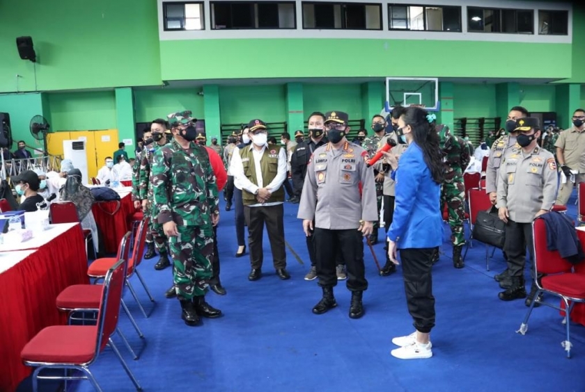 Kapolri Jenderal Listyo Sigit Prabowo bersama Panglima TNI dan Menteri Kesehatan meninjau vaksinasi massal di GOR Bulungan, Jakarta Selatan. (Foto: PMJ News).