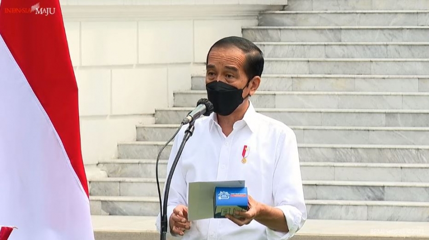 Presiden Jokowi saat bagikan obat Covid-19 ke warga. (Foto : PMJ/YouTube Setpres). 