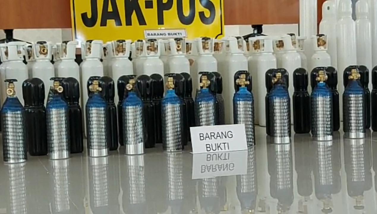 Sejumlah barang bukti tabung oksigen diamankan polisi. (Foto: PMJ News). 