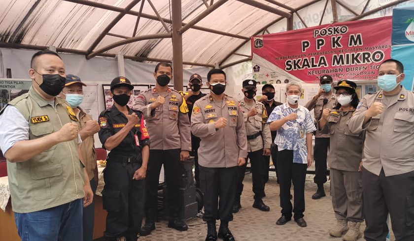 Katim Asistensi PPKM Skala Mikro Mabes Polri meninjau posko PPKM Mikro di wilayah hukum Polsek Pancoran. (Foto: PMJ News).