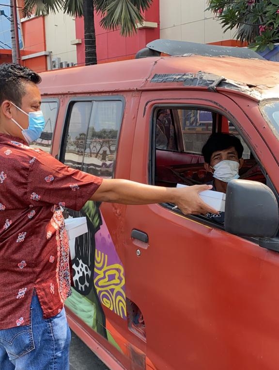 Anggota Satreskrim Polres Metro Bekasi salurkan bantuan makanan ke masyarakat. (Foto: PMJ News)