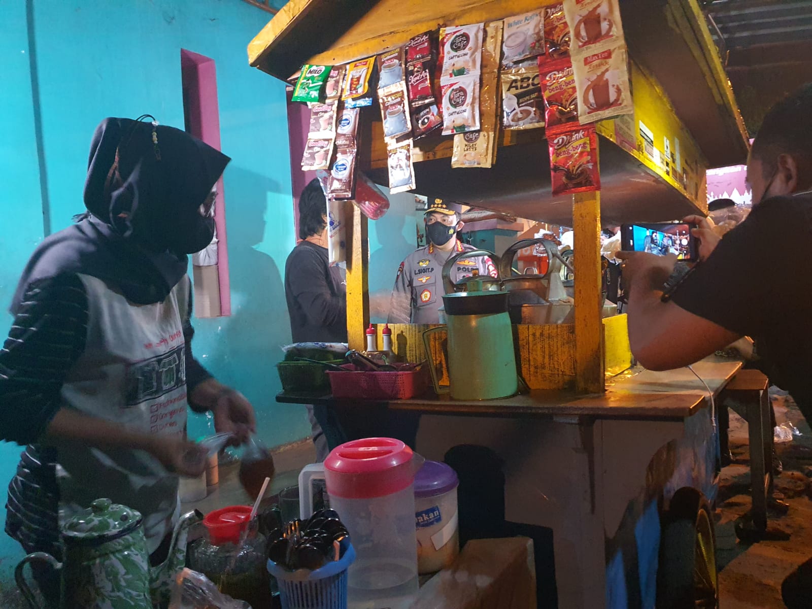 Kapolri berdialog dengan pedagang di kota Solo pada malam hari. (Foto: PMJ News). 