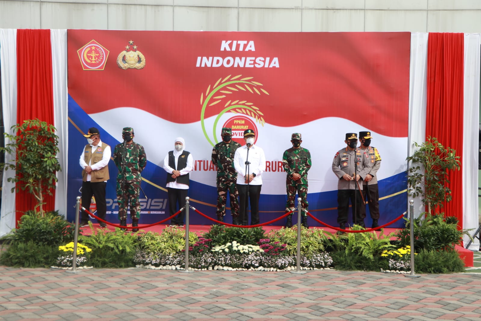Didampingi Panglima TNI, Kapolri Jenderal Listyo Sigit melepas personel Bhabinkamtibmas dan Babinsa untuk mendistribusikan paket sembako dan beras. (Foto: PMJ News). 