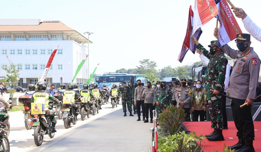 Kapolri Jenderal Listyo Sigit Prabowo bersama Panglima TNI melepas bansos untuk warga Banten. (Foto: PMJ News).