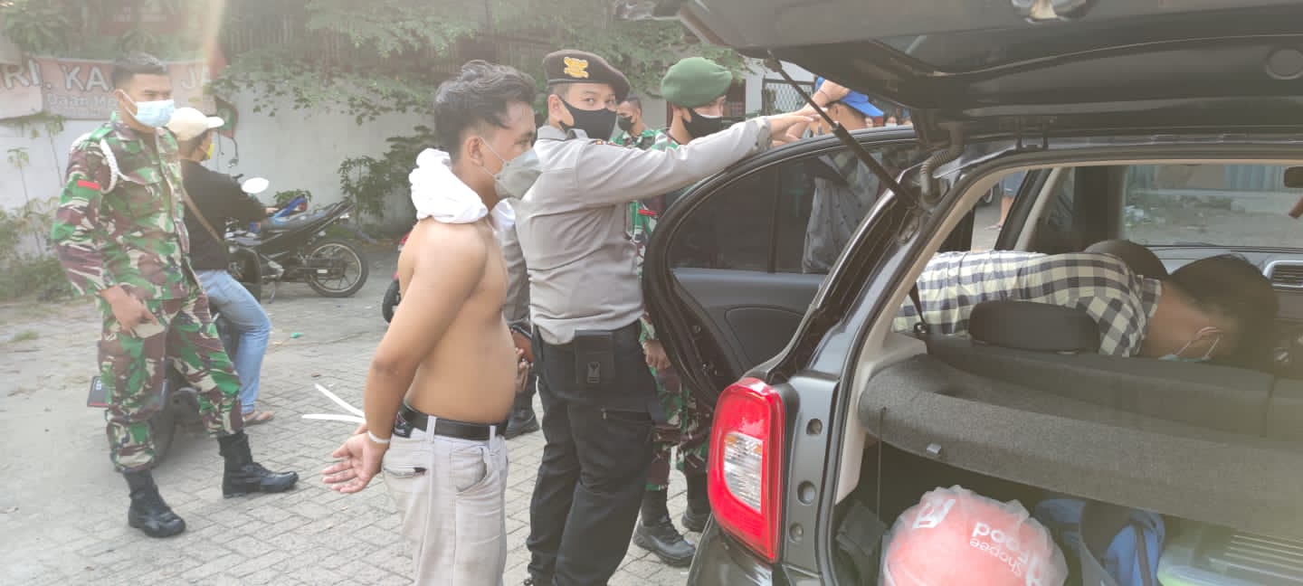 Pencuri handphone yang nyaris menabrak petugas  gabungan di Pos PPKM Darurat di Kalideers diamankan polisi. (Foto: PMJ News). 