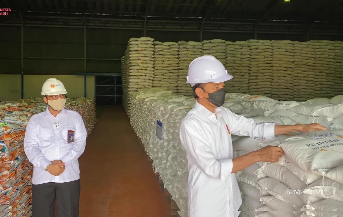 Presiden Joko Widodo memastikan stok beras nasional di Gudang Badan Urusan Logistik. (Foto: PMJ News/YouTube Setpres).