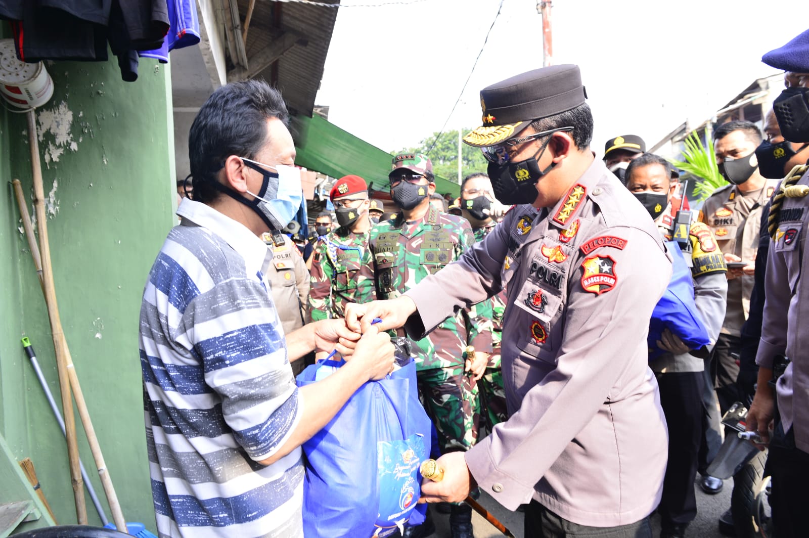 Kapolri dan Panglima TNI terjun langsung ke permukiman atau Slum Area, untuk menyerahkan bantuan sosial (bansos) PPKM Level 4 ke warga DKI Jakarta. (Foto: PMJ News). 