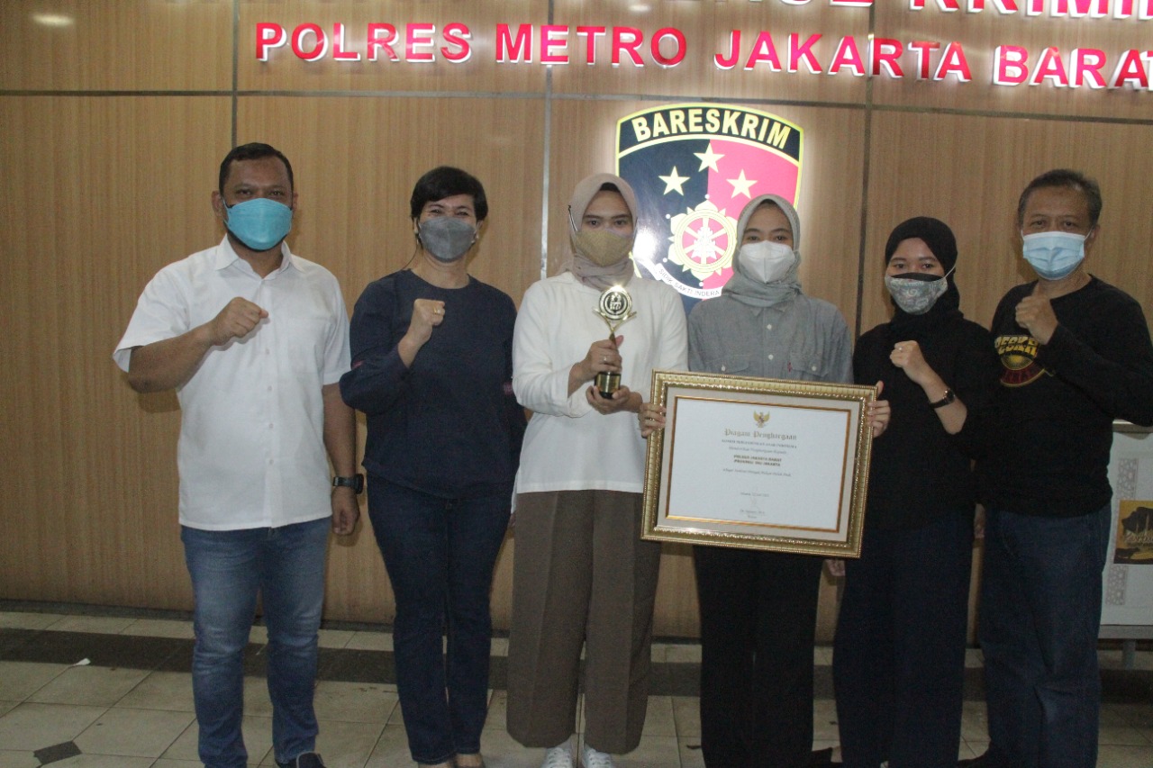 KPAI memberikan penghargaan kepada Polres Metro Jakarta Barat. (Foto: PMJ News). 