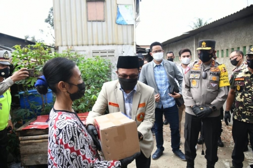 Kepala Korlantas Polri, Irjen Pol Istiono menyalurkan 450 paket sembako di kawasan Pulogadung. (Foto: PMJ News).