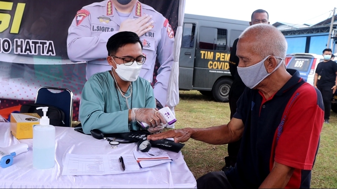 Pelayanan terbaik gerai vaksin keliling Polresta Soetta untuk masyarakat. (Foto: PMJ News). 